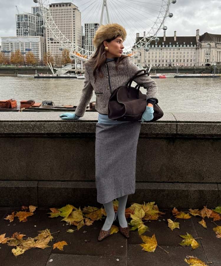 Mulher usando look com meia-calça