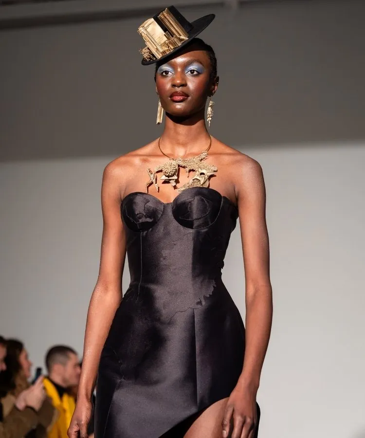 Foto de modelo usando vestido preto do desfile de Thayná Caiçara na Semana de Alta-Costura de Paris 2026