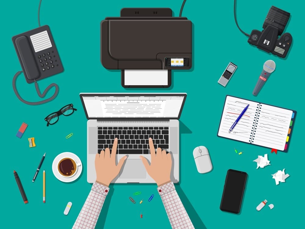 Imagem ilustrativa de redator freelancer usando notebook