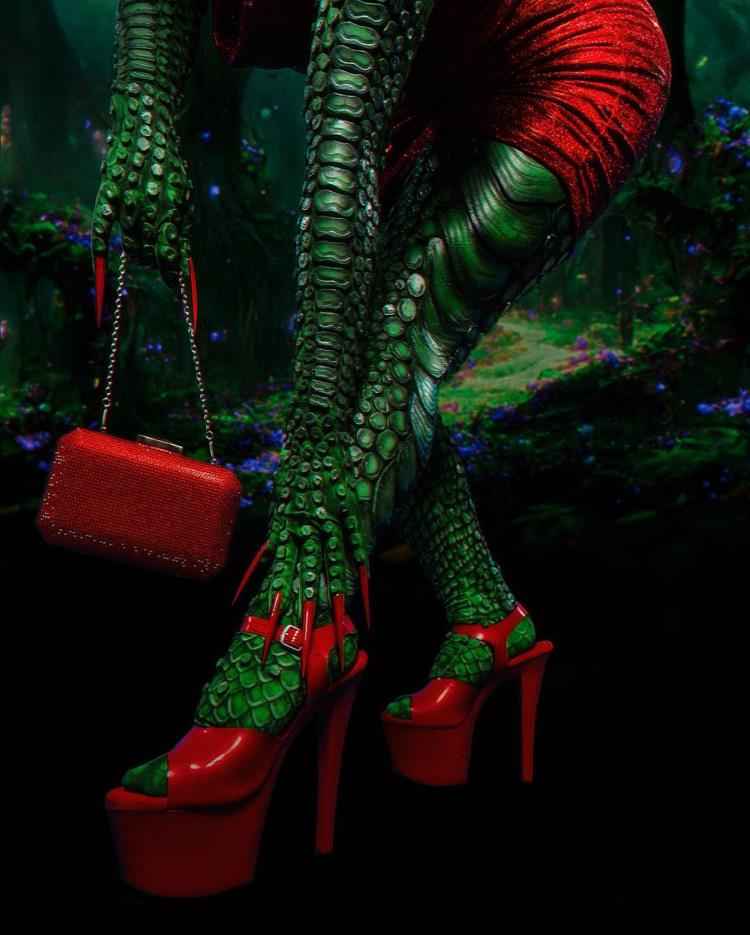gloria groove fantasiada de cuca, detalhes da produção, unhas, sapatos e bolsa vermelhos