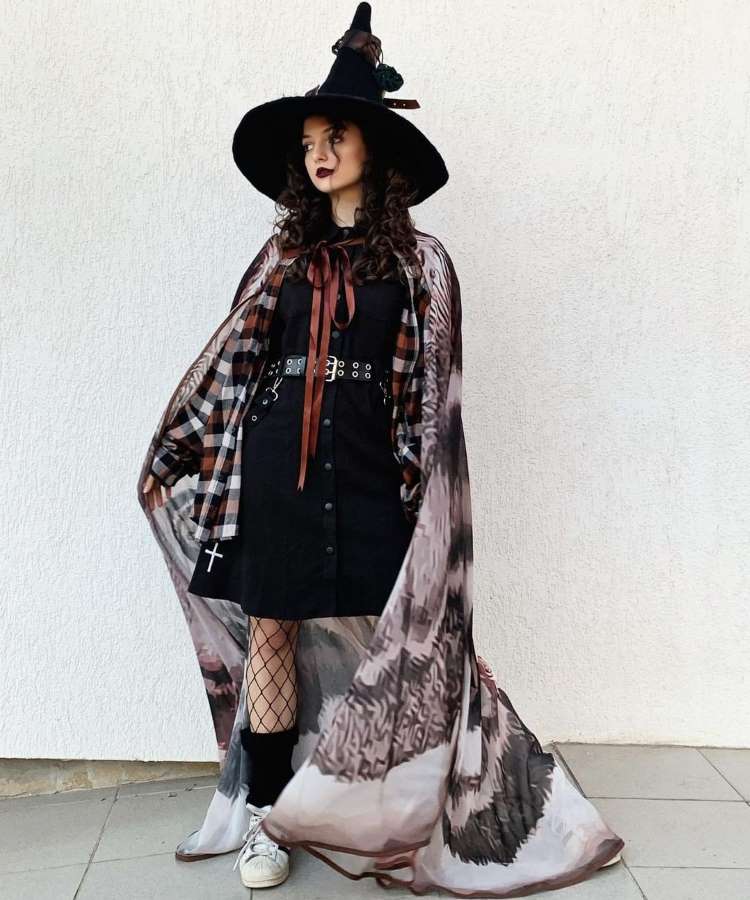 Mulher fantasiada de bruxa com capa longa