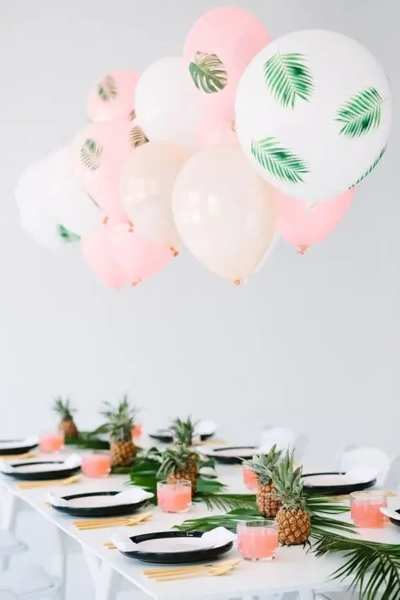 Mesa com balões voando decorados