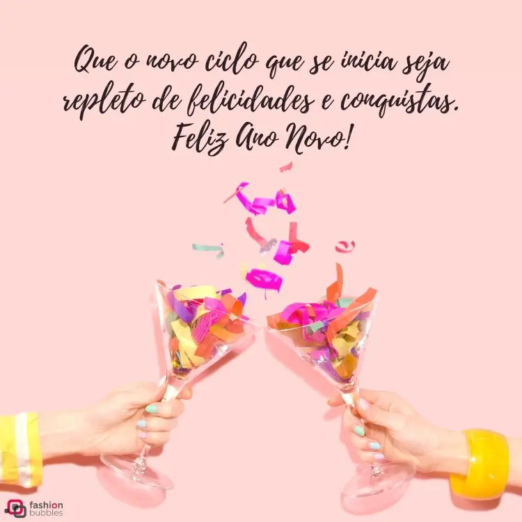 fundo rosa com duas mãos brindando com taças com serpentinas coloridas e frase: Que o novo ciclo que se inicia seja repleto de felicidades e conquistas. Feliz Ano Novo!