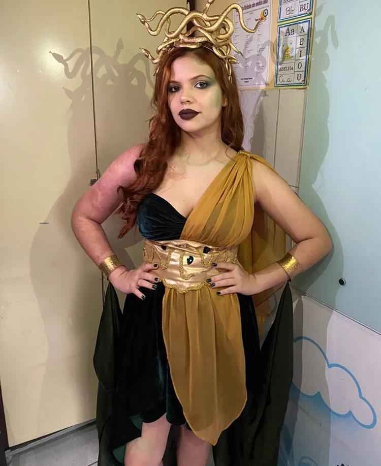 mulher com fantasia de medusa