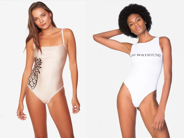 Mulher de pele clara usando body bege de abacaxi e mulher de pele negra usando body branco com frase