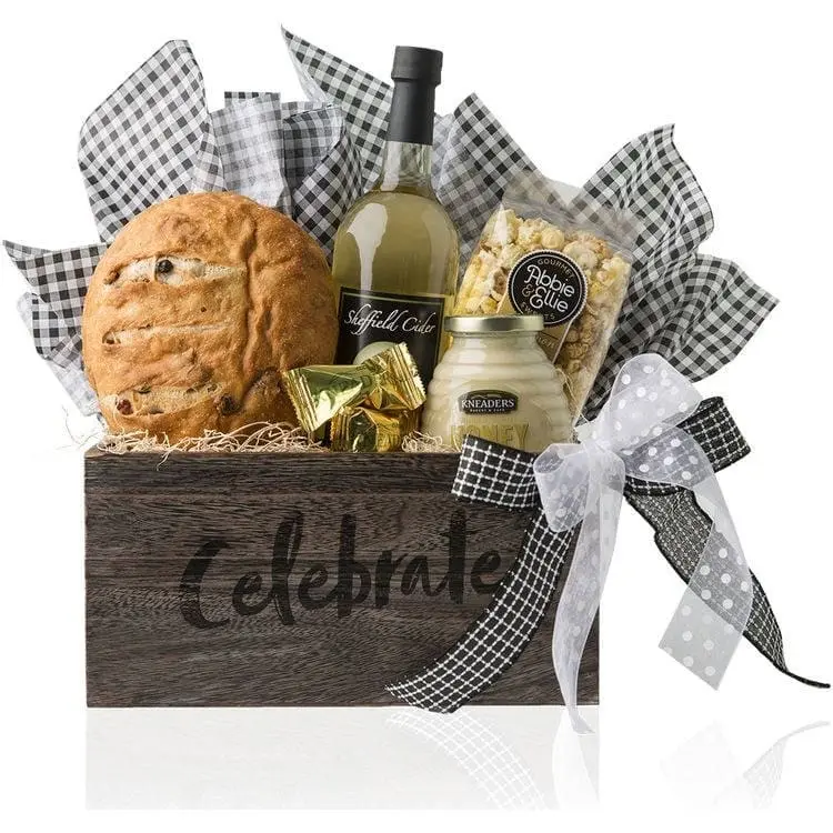 Cesta de Natal cinza com pão, vinho e petiscos 