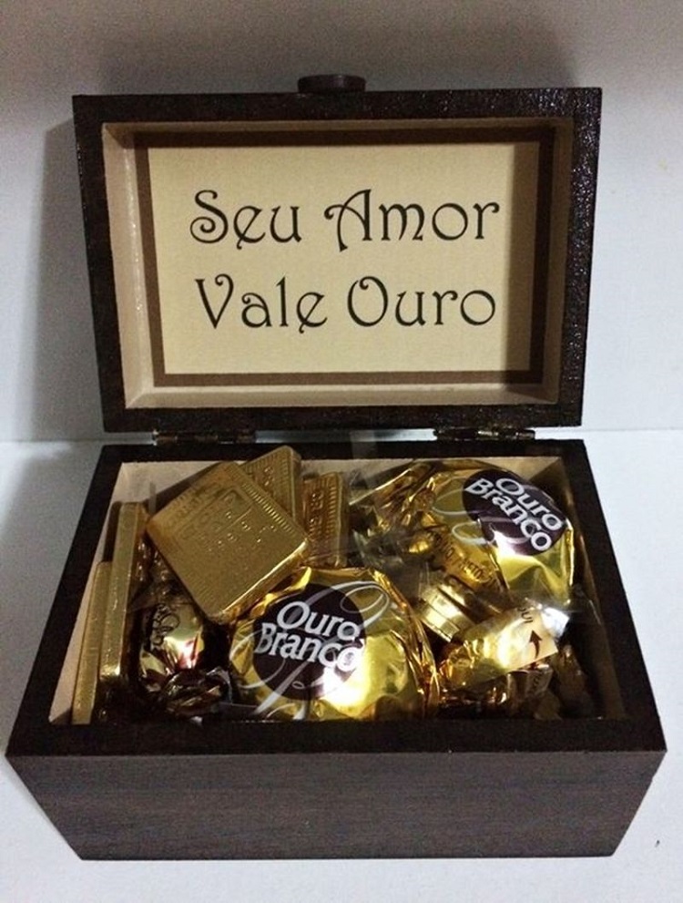 caixa de chocolate com barras de ouro e bombom ouro branco, além de escrito "seu amor vale ouro"