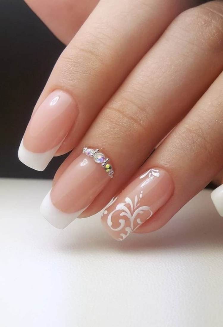 Unhas quadradas médias com francesinha no indicador e médio, porém desenho de flores no anelar