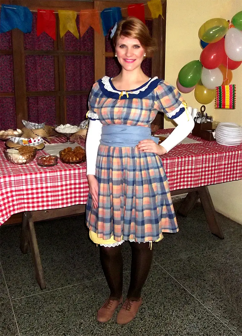 Mulher com look de festa junina