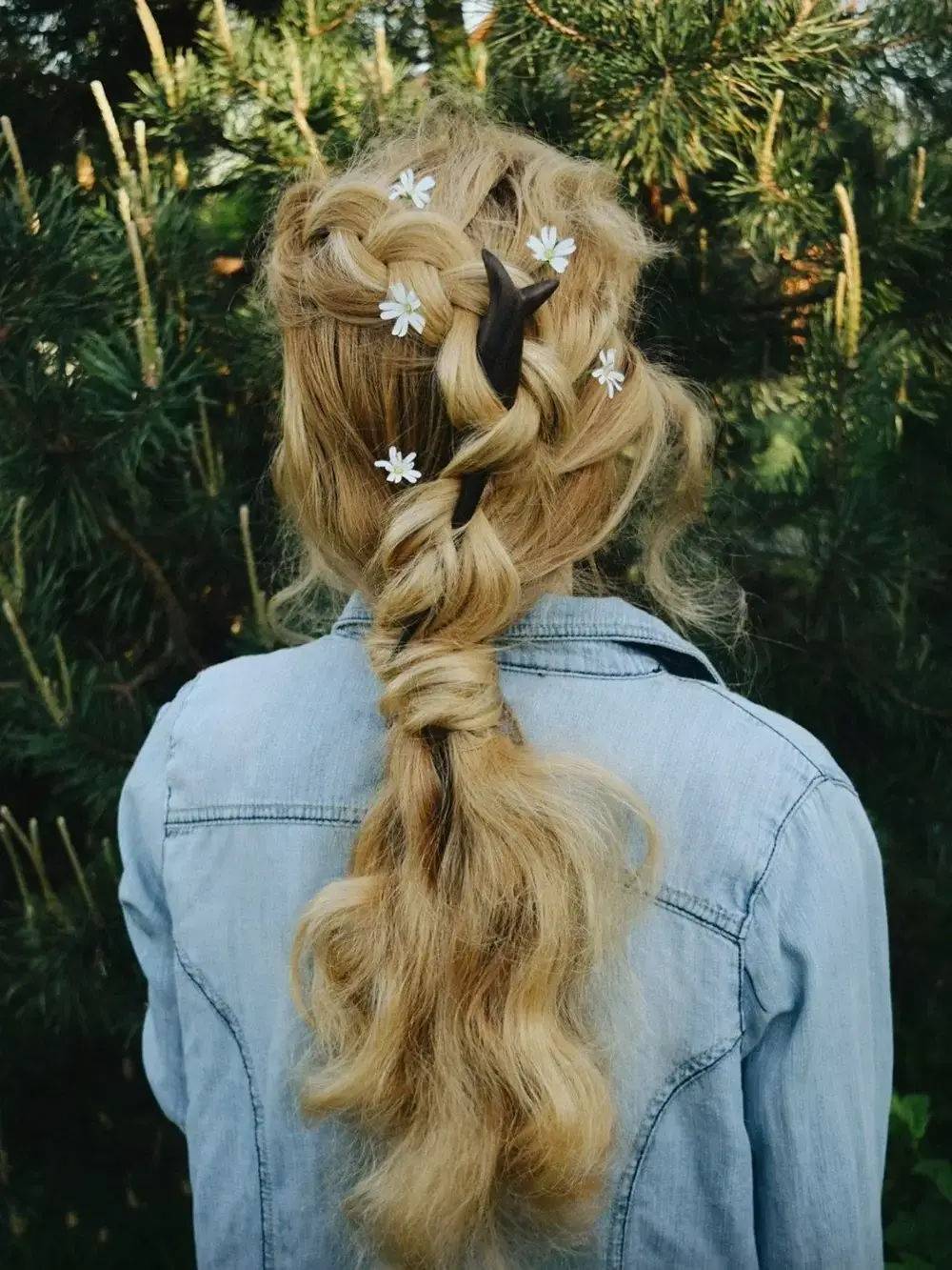 Cottagecore: Flores e tranças em penteado para o campo 