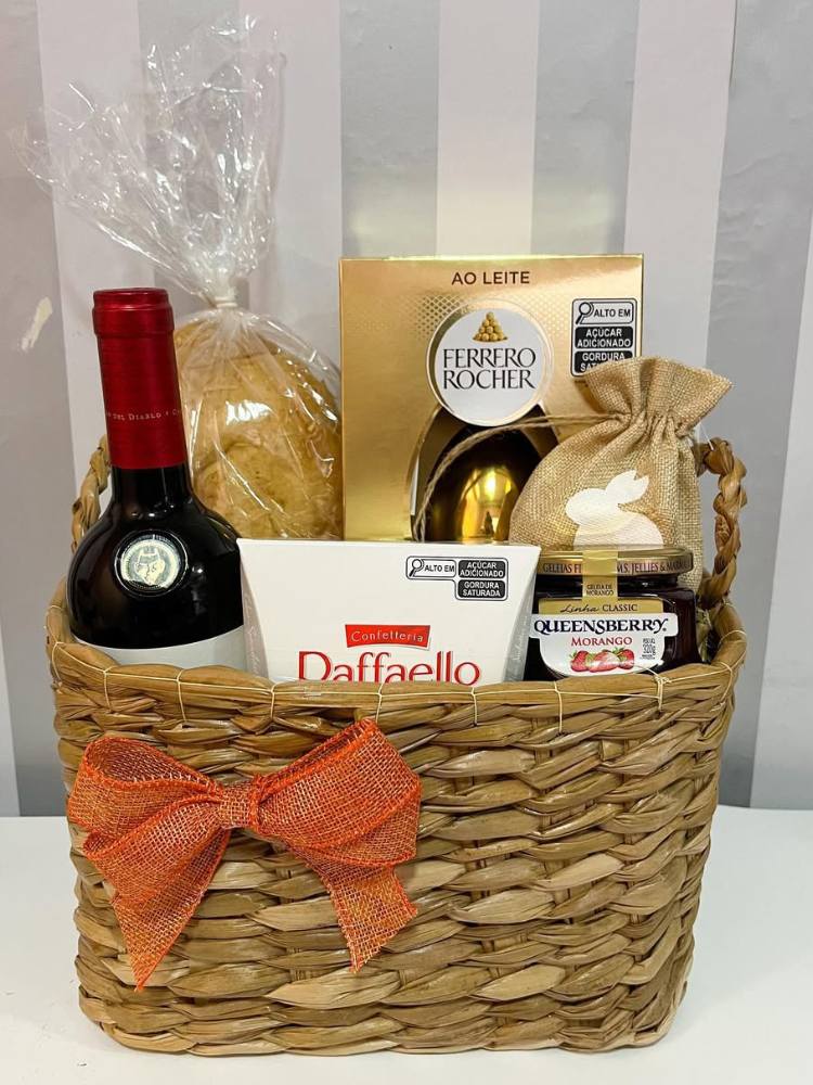 Cesta de Páscoa com guloseimas e vinho 