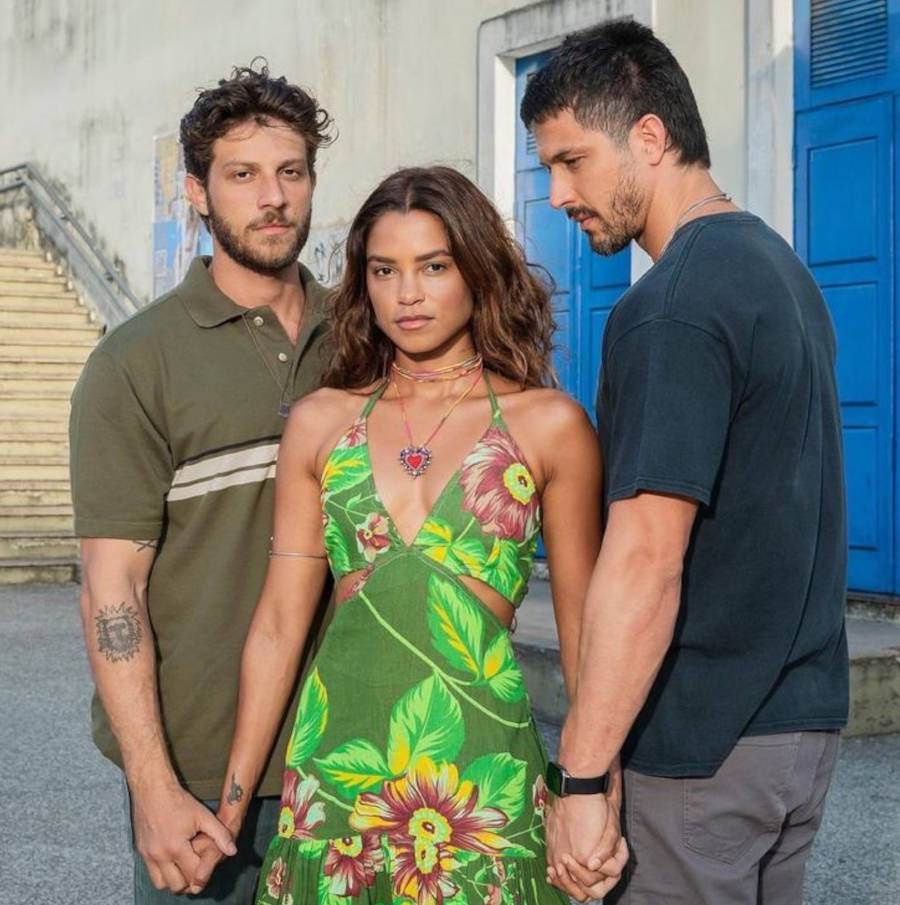 Foto oficial da novela Travessia com Chay Suede, Lucy Alves e Romulo Estrela