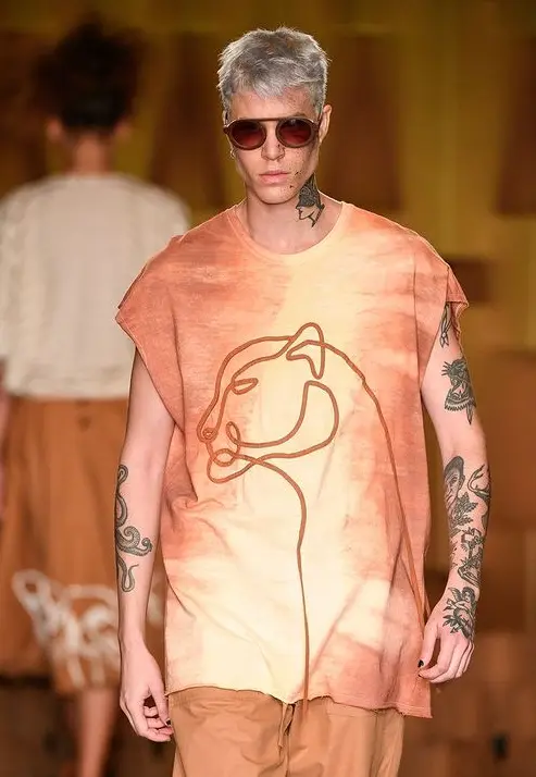 Regata oversized em algodão orgânico com bordado e tingimento natural