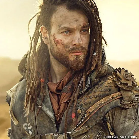 Homem de pele clara com dread, sangue no rosto e roupa com engrenagens 