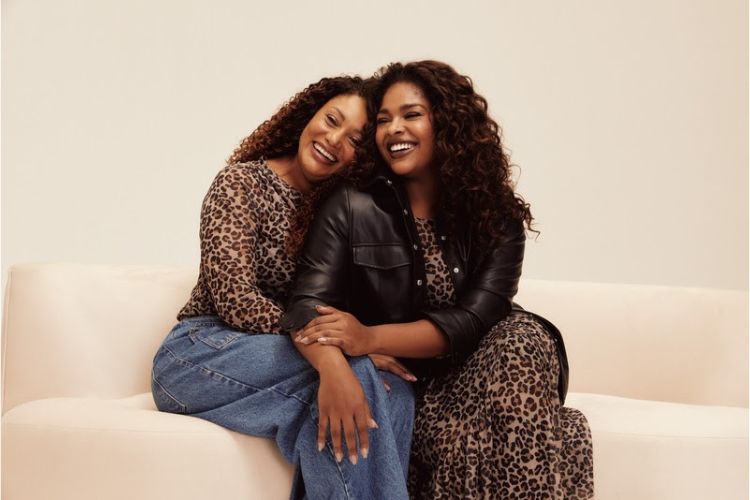 Foto de mãe e filha abraçadas usando peças da coleção Ashua Curve e Plus Size