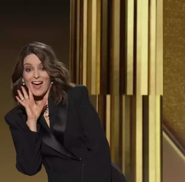 Tina Fey com terno para o Globo de Ouro 2021