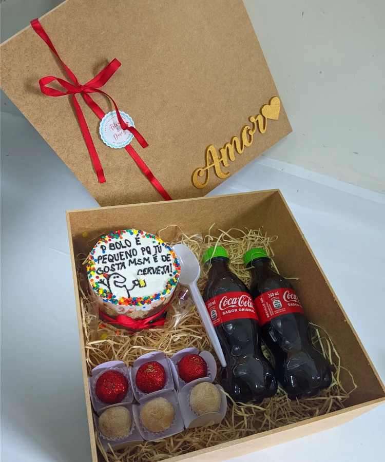 Cesta de Dia dos Namorados em caixa de MDF, com doces, bolo e coca-cola