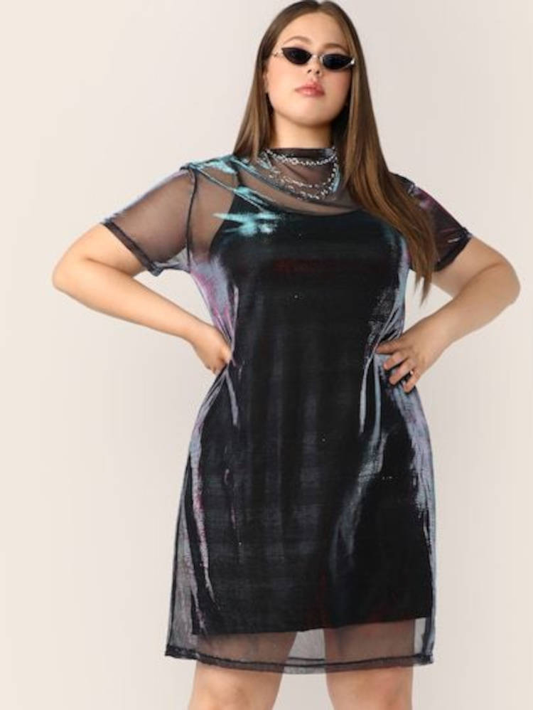 Mulher de pele clara usando vestido preto por baixo de vestido transparente