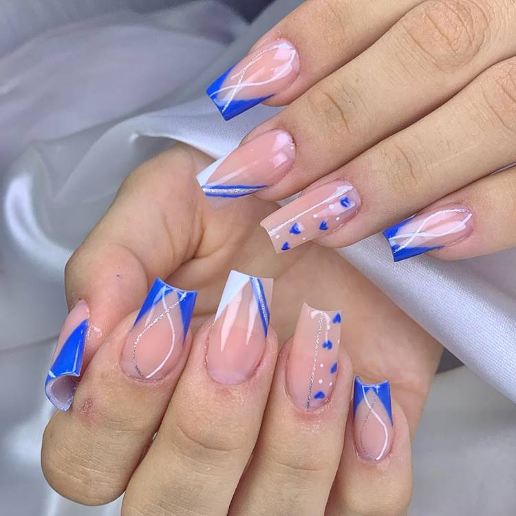 Unhas decoradas em tons de azul com Corações, bolinhas, riscos e francesinhas