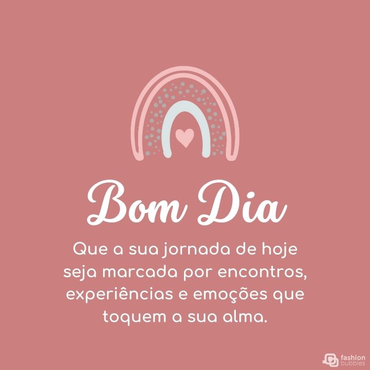 Cartão virtual de fundo rosa com arco-íris fofo em azul e rosa com coração e frase: Que a sua jornada de hoje seja marcada por encontros, experiências e emoções que toquem a sua alma. Bom dia emocionante!