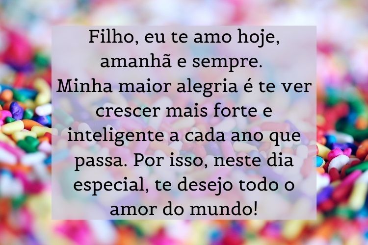 Fundo de balas coloridas com frase "Filho, eu te amo hoje, amanhã e sempre. Minha maior alegria é te ver crescer mais forte e inteligente a cada ano que passa. Por isso, neste dia especial, te desejo todo o amor do mundo!"