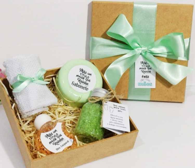 caixa de madeira com palha dentro e 4 produtos do kit spa