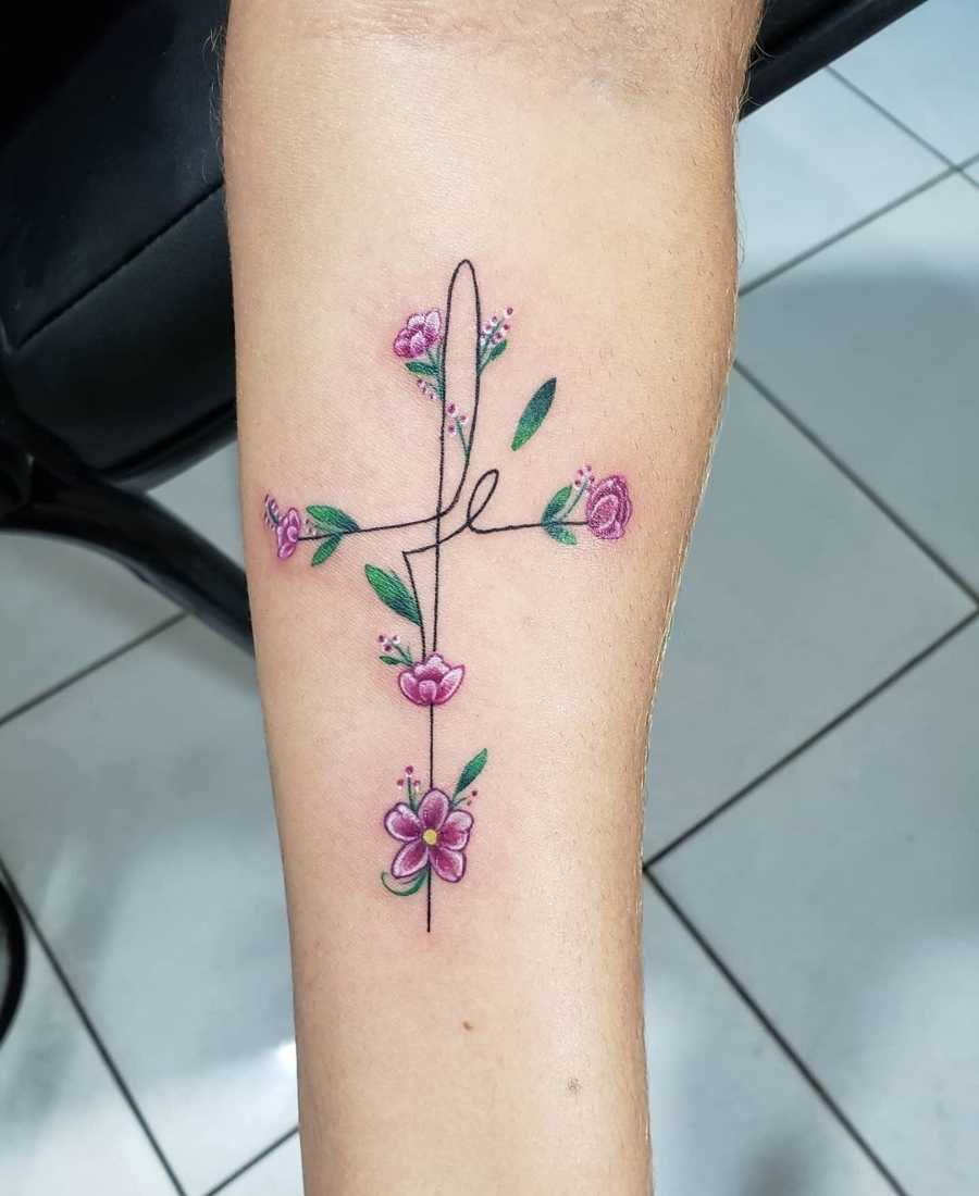 Foto de tattoo com a palavra fé.