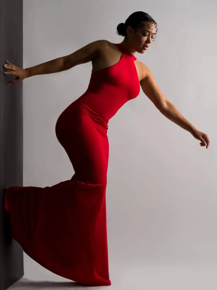 Mulher usa vestido longo como roupa vermelha para Natal