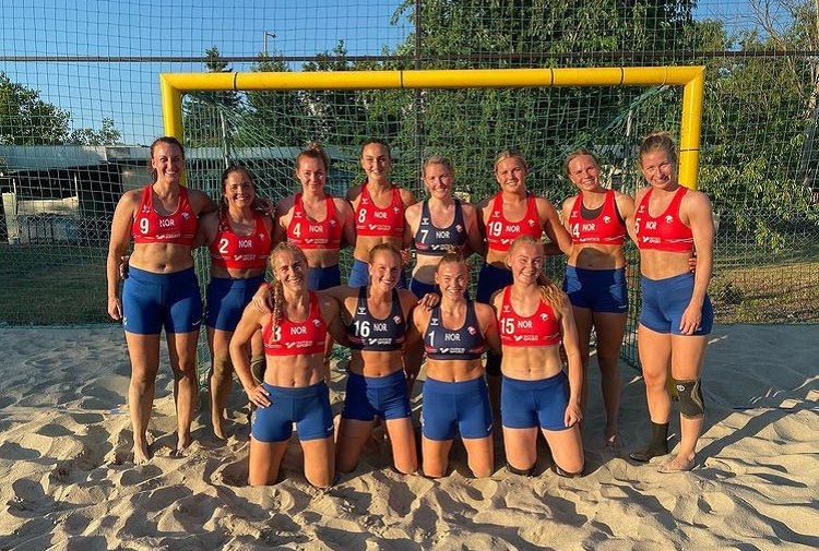 Foto da seleção de handebol de praia da Noruega usando shorts