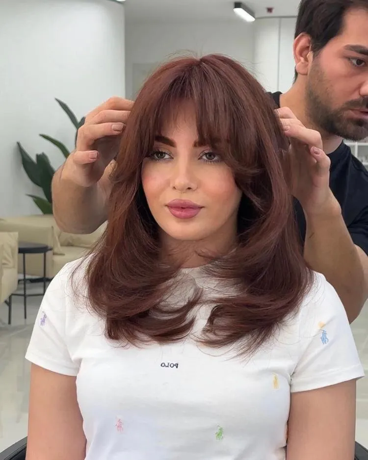 mulher de cabelo médio liso vermelho e franja média