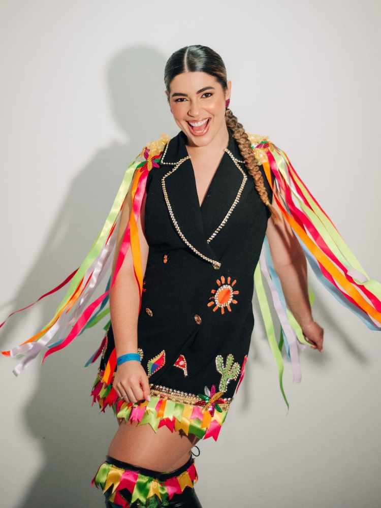 Viviam Amorim no São João da Thay 2023: look preto com desenhos tradicionais da festa, como balão, cacto, decorado com ombreira de fitas e bandeirinhas de fitas