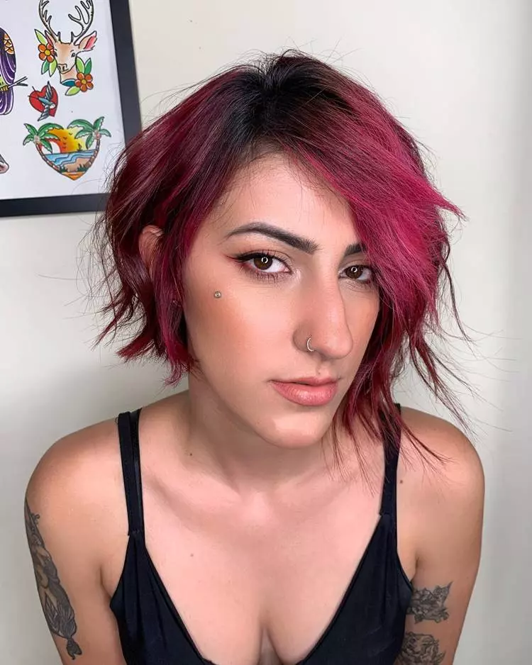 Corte assimétrico mulher com cabelo castanho e pink liso