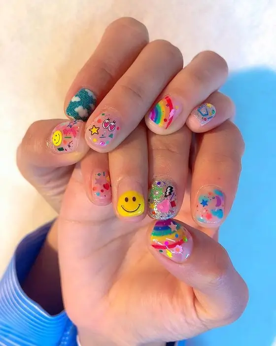 Unhas kidcore com smile, estrela, coração, nuvens, arco-íris e brilho 