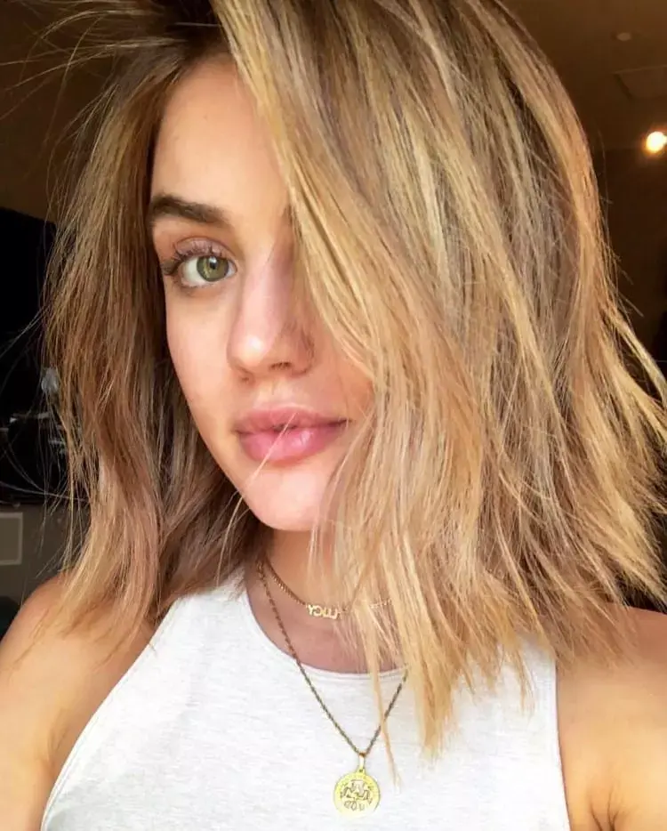Seguindo com o cabelo médio da  Lucy Hale loira e repicada
