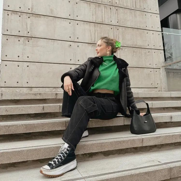 Colete verde com look de inverno preto para torcer pelo Brasil