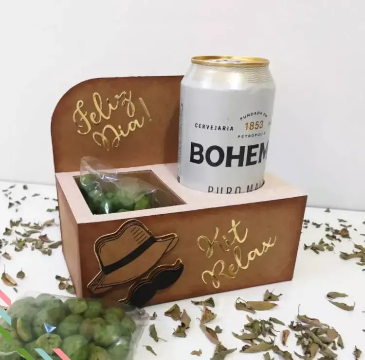 Kit com cerveja e amendoim.