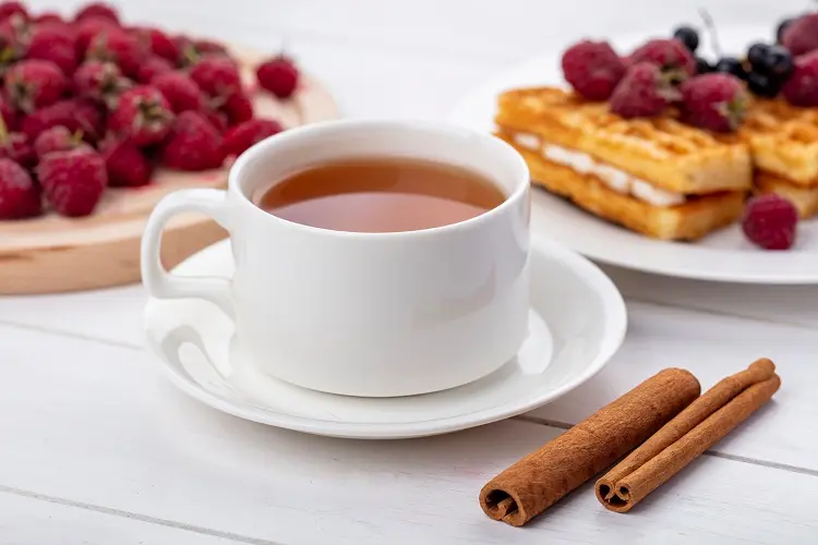 Foto de infusão de canela em xícara de porcelana