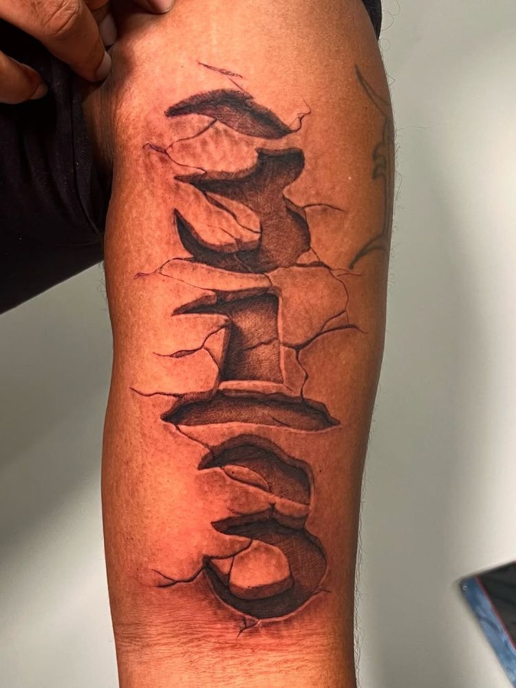 Braço com tatuagem 3D escrito 313 