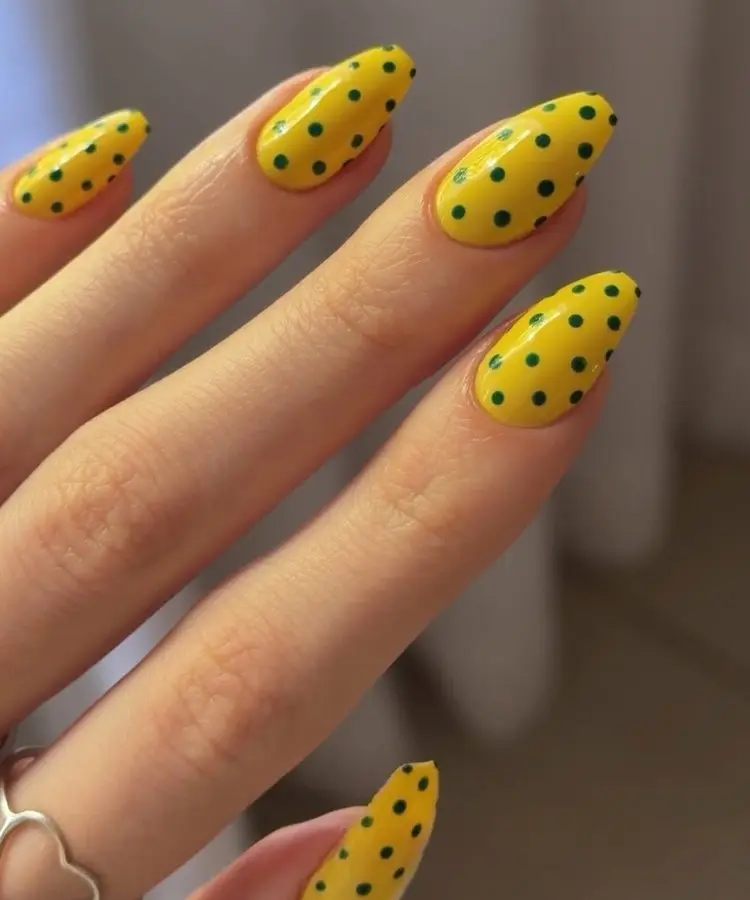 Unha do Brasil para a Copa do Mundo: bolinhas verdes em esmalte amarelo