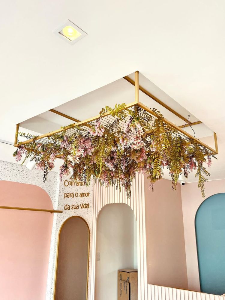Ambiente com cores pastéis e jardim suspenso no teto 