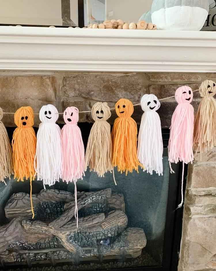 decoração de lareira, cordão com fantasmas coloridos feitos com lã