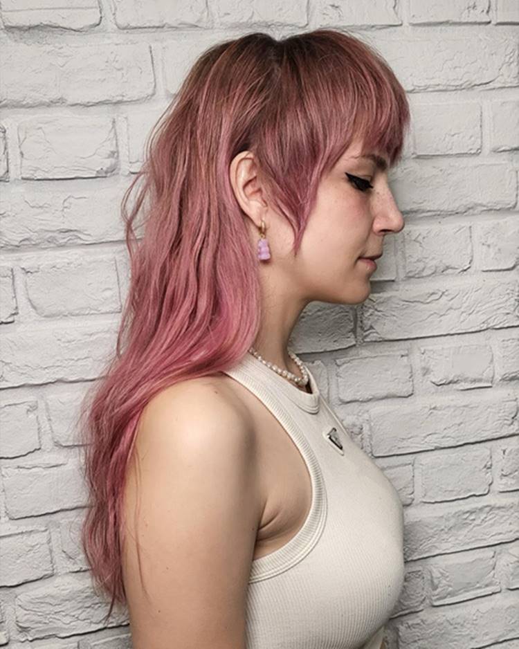 Menina com franja e corte de cabelo mullet