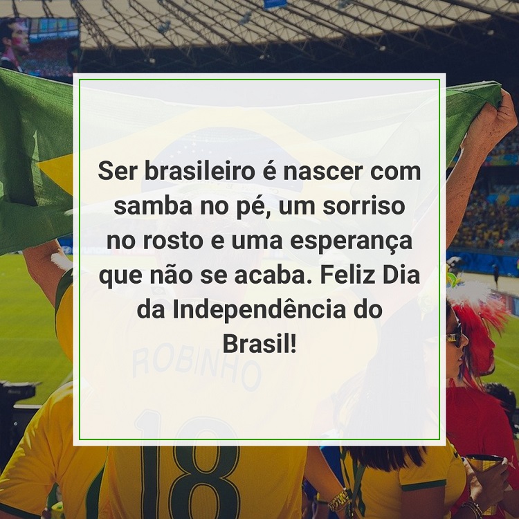 frase de homenagem ao Brasil "Ser brasileiro é nascer com samba no pé, um sorriso no rosto e uma esperança que não se acaba. Feliz Dia da Independência do Brasil!" em foto de torcida brasileira