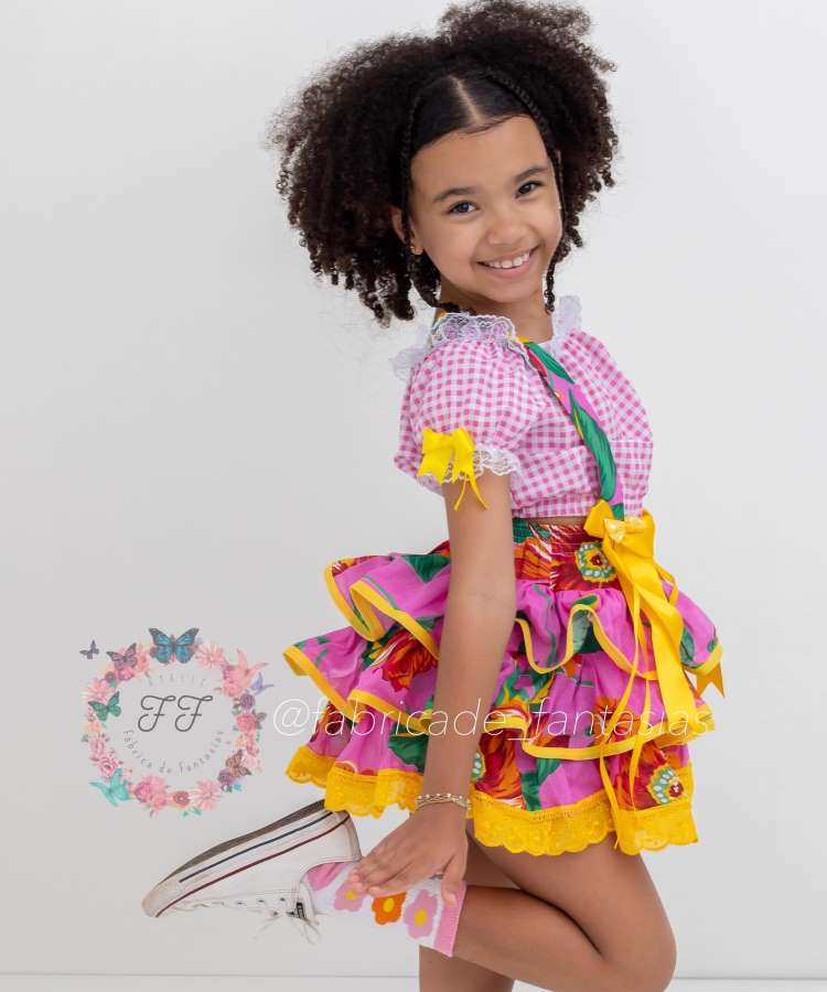 Menina com conjunto junino para festa junina infantil