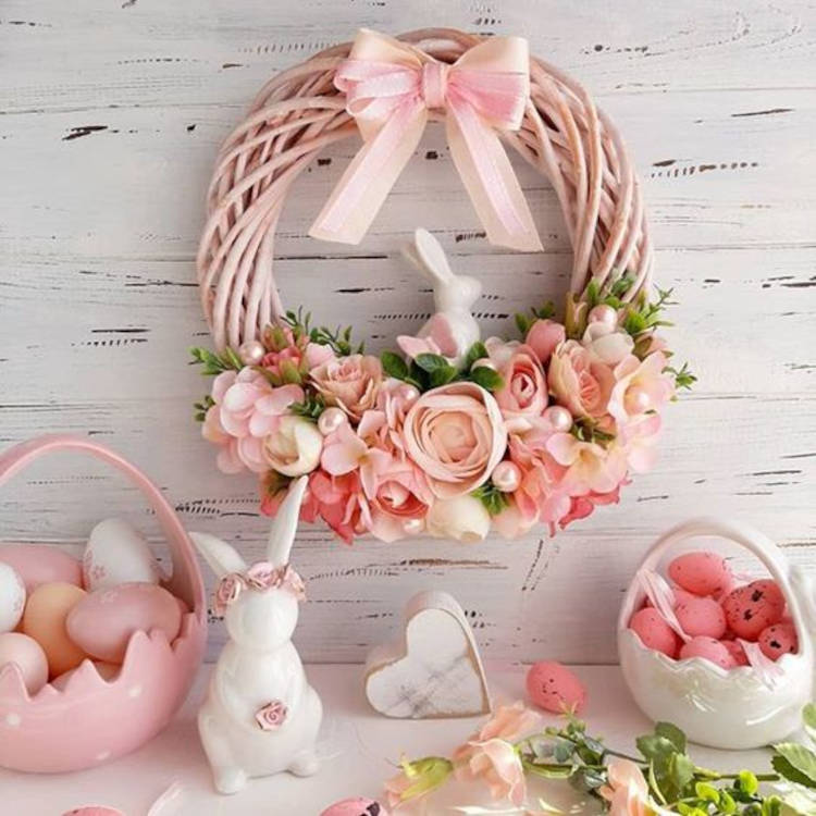 Decoração de Páscoa rosa, com guirlanda e enfeites na mesa