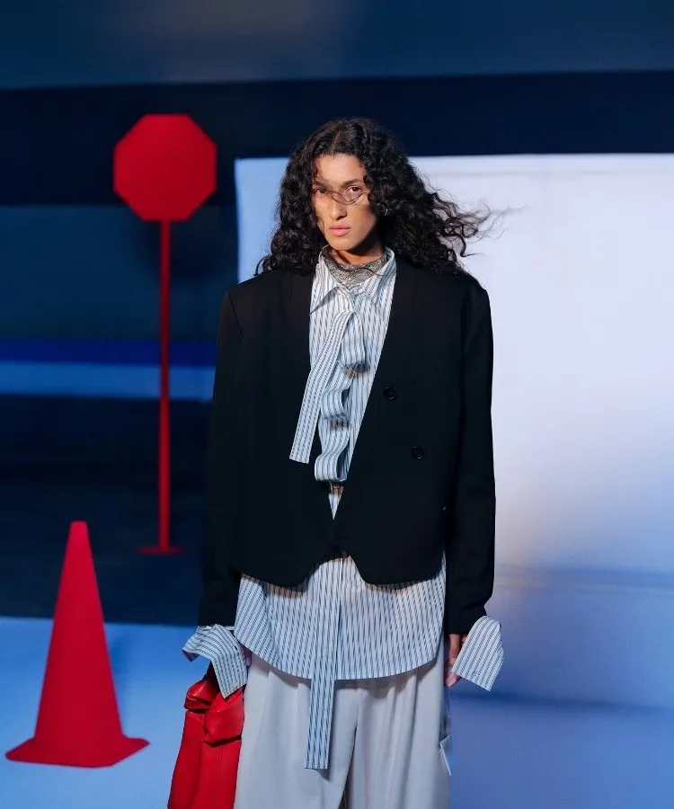Modelo usando look da coleção da Renner em parceria com a FRANCESCA