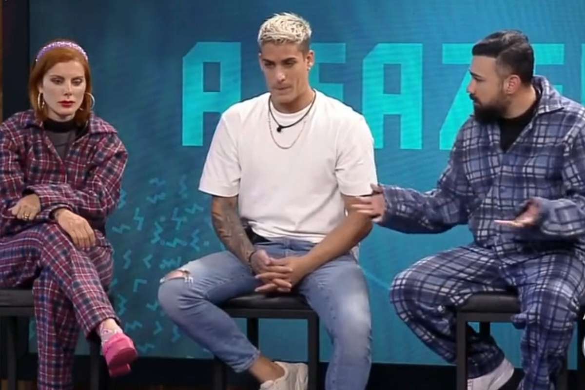 Peões Deborah Albuquerque, Bruno e Tiago sentados lado a lado em formação da Roça.