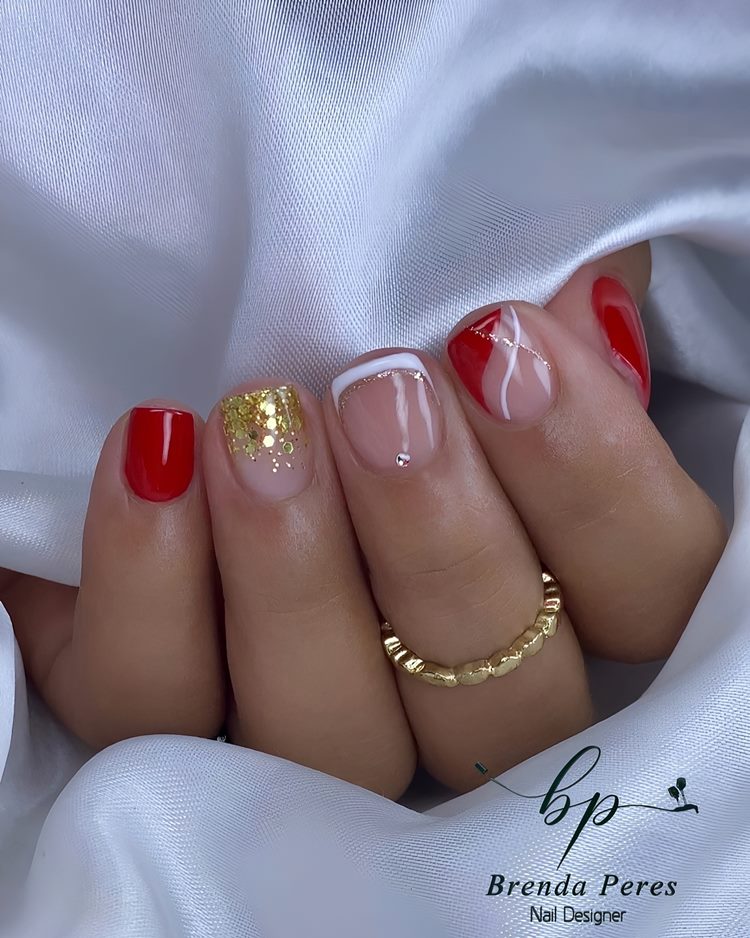 Nail art vermelha e dourada(formato: quadrado tamanho: curto)