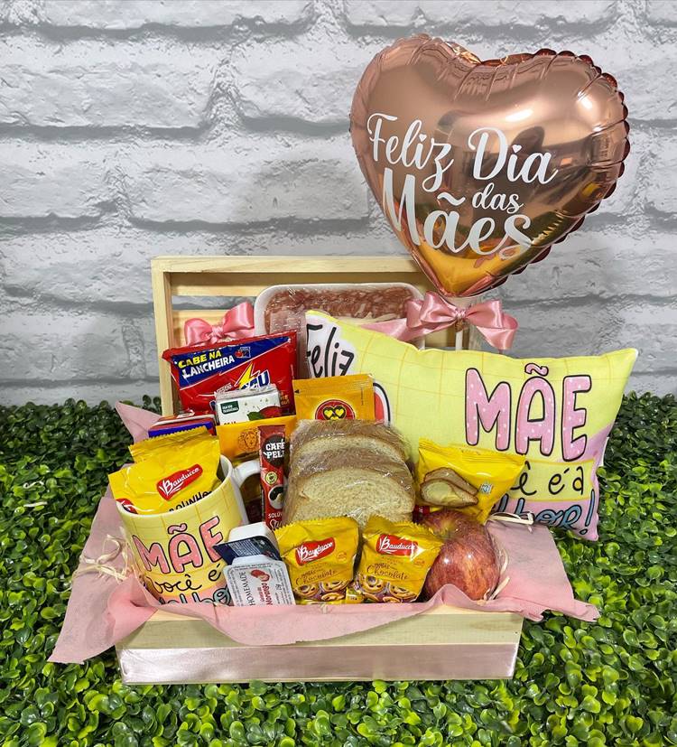 Cesta de Dia das mães com almofada, caneca personalizada, pães, frutas, doces, café, frios, balão feliz Dia das mães