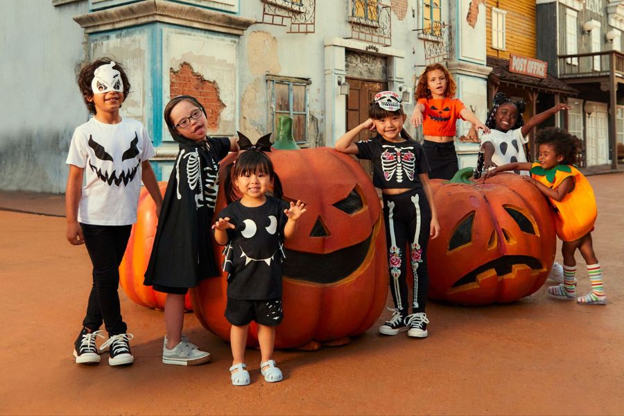 foto com fantasias infantis de Dia das Bruxas das lojas Renner